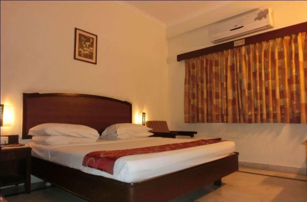Hotel Thulashi Park Chennai Exterior foto